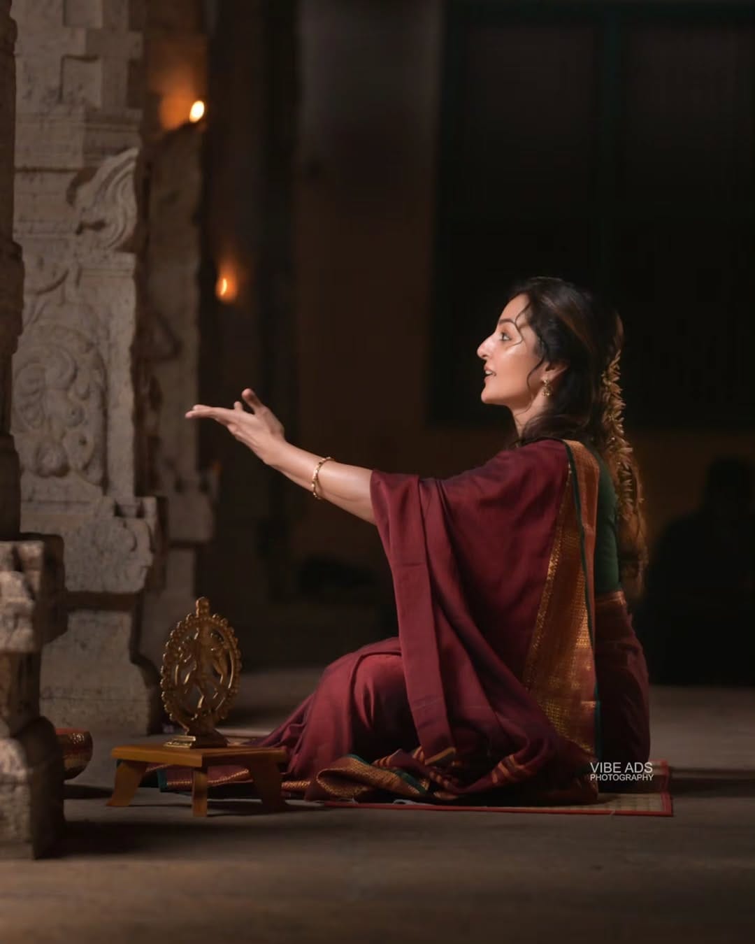 ദേവീ സങ്കല്‍പ്പവുമായി ബന്ധപ്പെട്ടാണ് താരത്തിന്റെ ഫോട്ടോഷൂട്ട് നടന്നിരിക്കുന്നത്. നൃത്തം പഠിപ്പിക്കുന്നതിനായി താളം പിടിക്കുന്നതാണ് ചിത്രത്തില്‍ കാണാനാകുക. മേക്കപ്പിന്റെയും ആഭരണങ്ങളുടെയോ അതിപ്രസരം ചിത്രത്തില്‍ ഇല്ല. വളരെ സിമ്പിളായാണ് താരമെത്തിയത്. 

