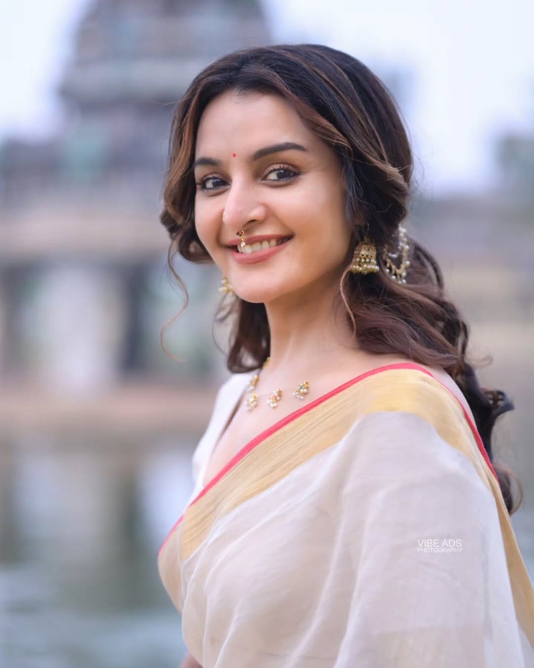 വളരെ സിമ്പിളായ മേക്കപ്പില്‍ മിനിമല്‍ ആഭരണങ്ങള്‍ ധരിച്ച് ഒരു ക്ഷേത്രത്തിന് സമീപം ഇരിക്കുകയാണ് താരം. സെപ്റ്റം മൂക്കുത്തിയും താരം ധരിച്ചിട്ടുണ്ട്. സാരിയുടെ അതേ ഡിസൈനിലുള്ള ബ്ലൗസ് മഞ്ജുവിന്റെ സൗന്ദര്യം വീണ്ടും ഉയര്‍ത്തി. 