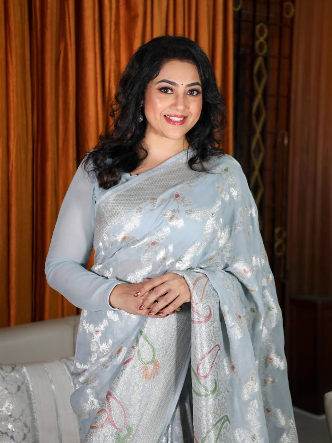 രാധികയുടെ ഉറ്റസുഹൃത്തുക്കളില്‍ ഒരാളാണ് നടി മീന. രാധികയുടെ മാത്രമല്ല ശരത്തിന്റെയും സുഹൃത്താണ് മീന. ശരത്തിന് ഇഷ്ടമുള്ള രണ്ട് നടിമാര്‍ മീനയും ഖുശ്ബുവും ആണെന്ന് പറയുകയാണിപ്പോള്‍ രാധിക. ഗലാട്ടഡോട്‌കോമിനോടായിരുന്നു പ്രതികരണം. 

