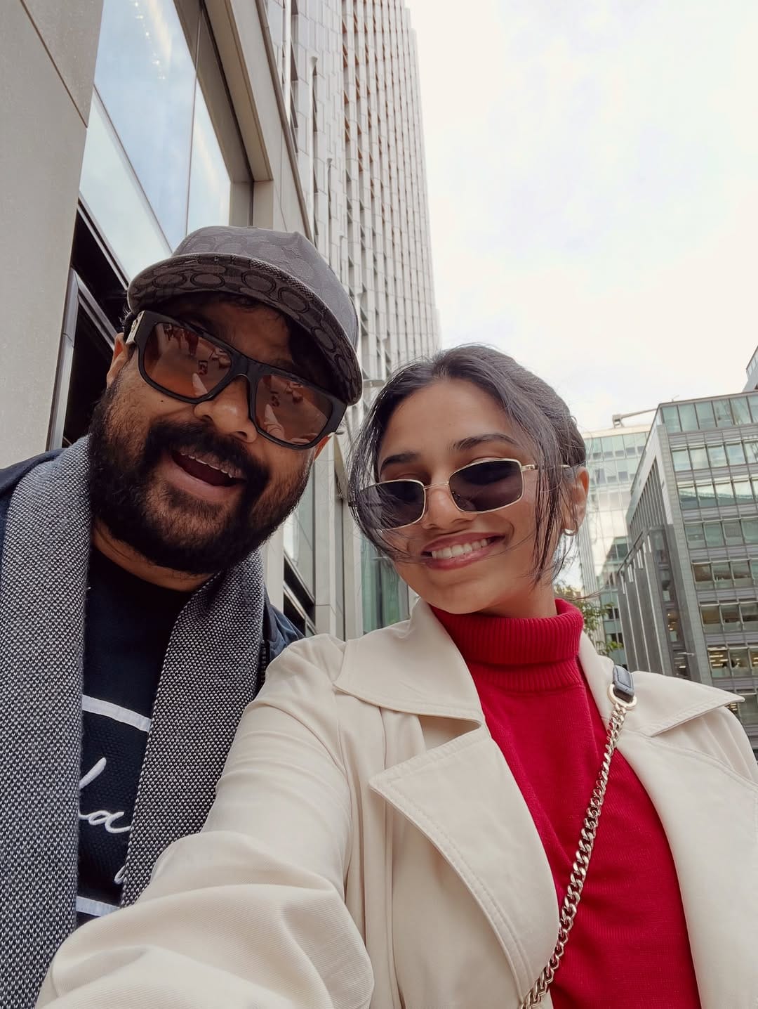 എന്നാല്‍ വേഷം ചെയ്യേണ്ടെന്ന് ദിലീപിനോട് പറഞ്ഞത് മകള്‍ മീനാക്ഷിയാണെന്നാണ് വിവരം. കോമഡി കലര്‍ന്ന വേഷമാണിതെന്നും അതിനാല്‍ ചെയ്യേണ്ടെന്നും മീനാക്ഷി പറഞ്ഞിരുന്നു. മകളുടെ തീരുമാനം അച്ഛനെ വമ്പന്‍ ഫ്‌ളോപ്പില്‍ നിന്നാണ് രക്ഷിച്ചതെന്ന് ആരാധകര്‍ പറയുന്നു. 

