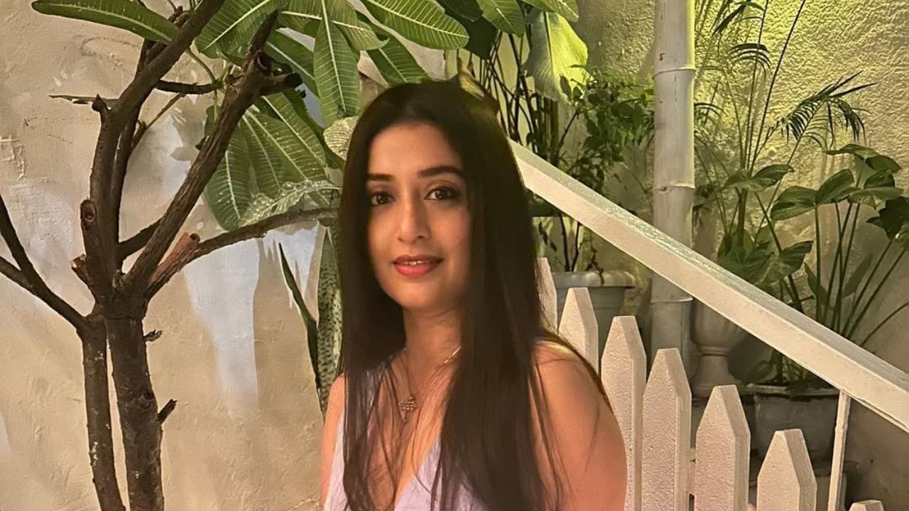 ആദ്യ ചിത്രത്തിലൂടെ തന്നെ പ്രേക്ഷകരുടെ ശ്രദ്ധ പിടിച്ചുപറ്റാൻ താരത്തിന് സാധിച്ചു. പിന്നീട് മലയാള സിനിമയിലെ നിരവധി ഹിറ്റുകളുടെ കേന്ദ്രകഥാപാത്രമായി മീര മാറി. മീരയുടെ കരിയറിൽ നിരവധി ഹിറ്റുകൾ ഉണ്ട്. അതിൽ ഇന്നും മലയാളി പ്രേക്ഷകർ നെഞ്ചോട് ചേർത്തുവച്ച ഒരു സിനിമയെ കുറിച്ച് മീര പറഞ്ഞതാണ് ഇപ്പോൾ ശ്രദ്ധ ആകുന്നത്. (PHOTO: INSTAGRAM/YOUTUBE)