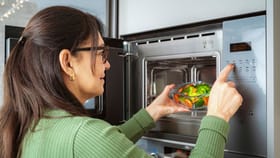 മൈക്രോവേവ് ഓവനിൽ ചൂടാക്കുന്ന ഭക്ഷണം കാൻസറിന് കാരണമാകുമോ?