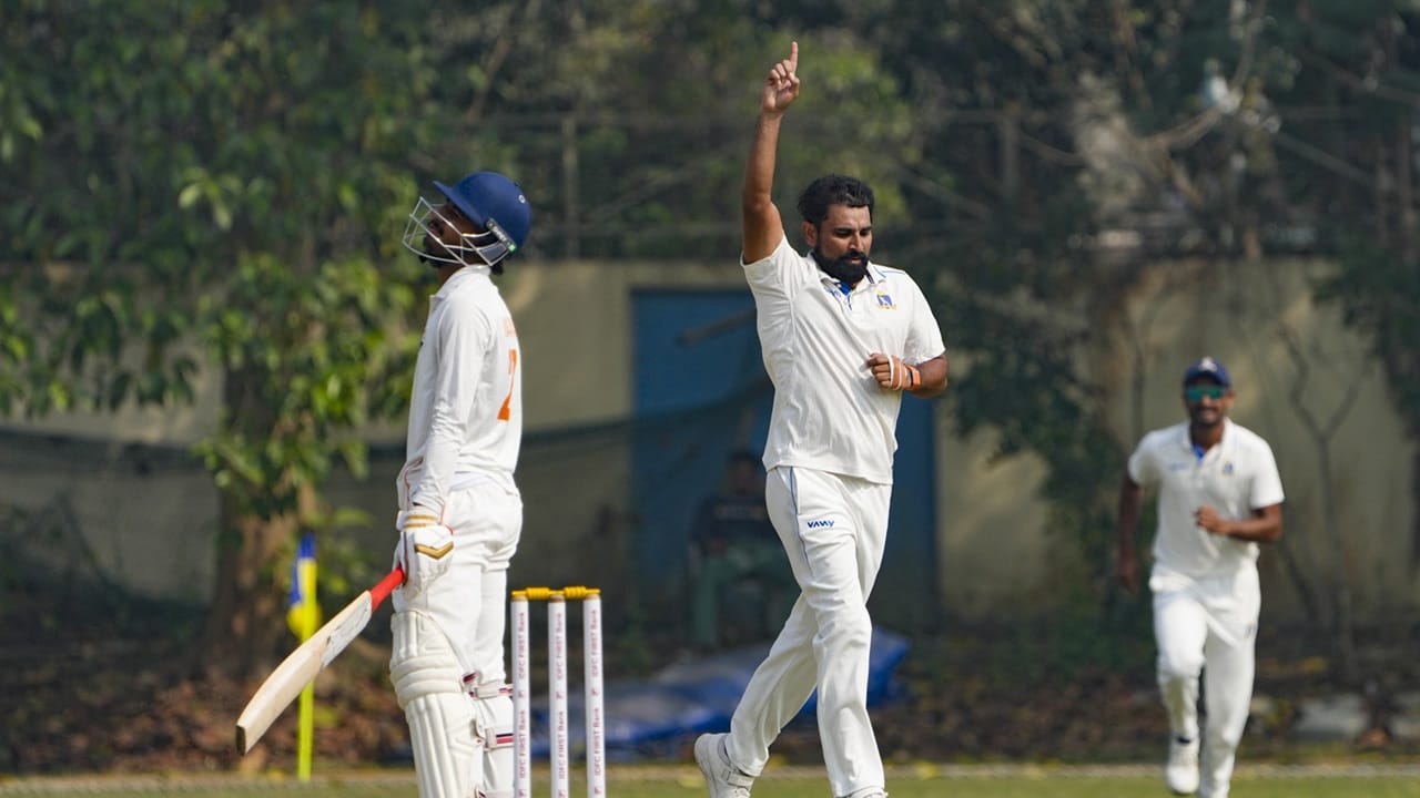 ജമ്മു കശ്മീരിന്റെ ആദ്യ ഇന്നിങ്‌സിലാണ് സംഭവം. 22.1 ഓവറില്‍ 90 റണ്‍സുകള്‍ വഴങ്ങിയാണ് ഷമി മൂന്ന് വിക്കറ്റുകള്‍ വീഴ്ത്തിയത്. ഓപ്പണര്‍മാരായ ശുഭം ഖജൂരിയയെയും, യാവര്‍ ഹസനെയും വീഴ്ത്തിക്കൊണ്ടാണ് ഷമി വിക്കറ്റ് വേട്ട ആരംഭിച്ചത് (Image Credits: PTI).