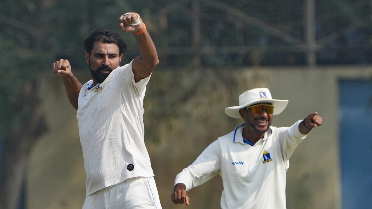 ശുഭം പണ്ഡിര്‍, ജമ്മു ക്യാപ്റ്റന്‍ പരാസ് ദോഗ്ര എന്നിവരുടെ വിക്കറ്റുകള്‍ മാത്രമാണ് ഷമിക്ക് ലഭിക്കാതിരുന്നത്. മറ്റുള്ളവരെയെല്ലാം ഷമി വീഴ്ത്തി. ഇതില്‍ രണ്ട് വിക്കറ്റുകള്‍ ക്ലീന്‍ ബൗള്‍ഡായിരുന്നു (Image Credits: PTI).