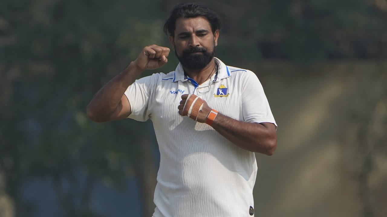 രണ്ടെണ്ണം എല്‍ബിഡബ്ല്യുവായിരുന്നു. 4.06 ആയിരുന്നു ഷമിയുടെ ഇക്കോണമി. മൂന്ന് ഓവറുകള്‍ മെയ്ഡനായിരുന്നു (Image Credits: PTI).