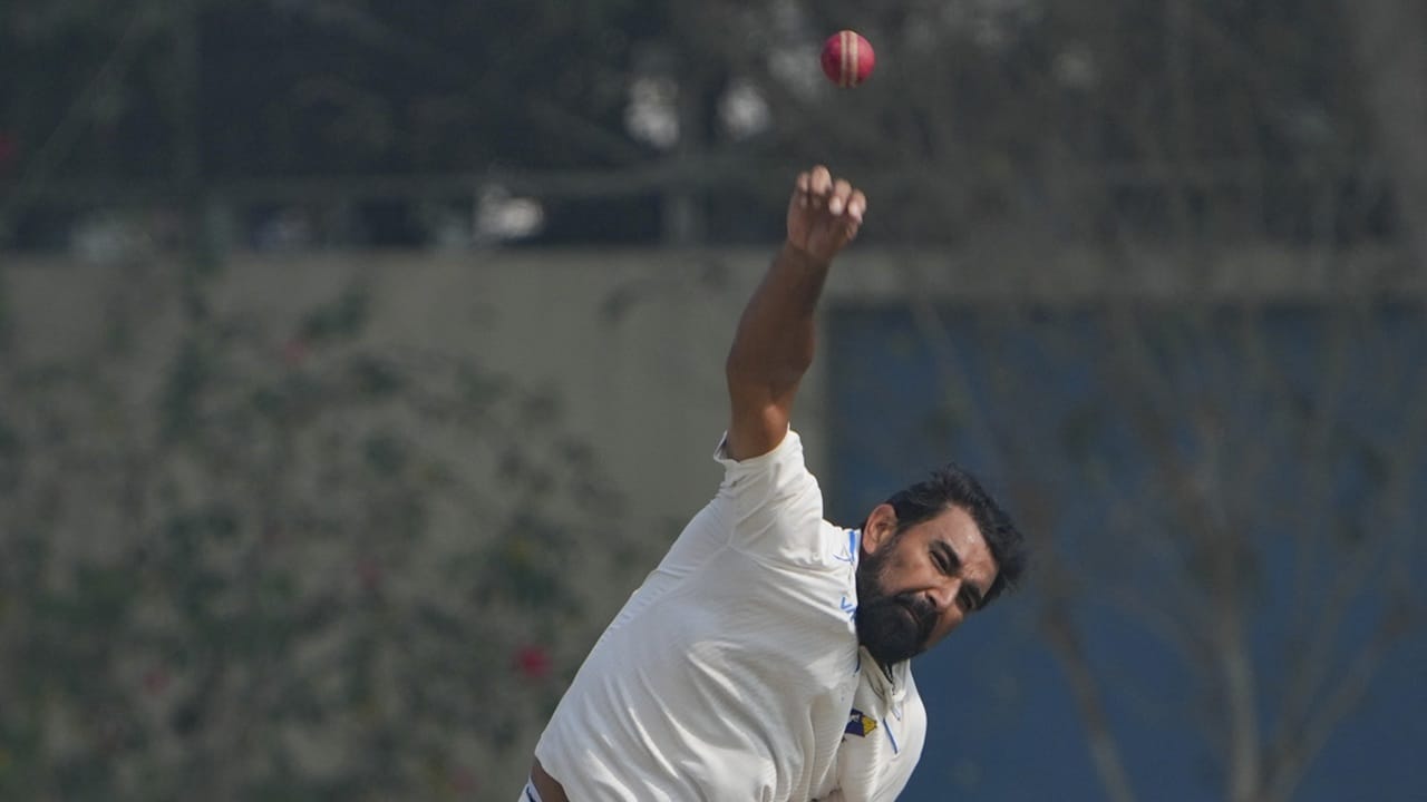 ഷമിയുടെ മികവില്‍ ജമ്മു 302 റണ്‍സിന് ഓള്‍ ഔട്ടായി. ആദ്യം ബാറ്റു ചെയ്ത ബംഗാള്‍ 328 റണ്‍സാണ് നേടിയത്. നിലവില്‍ ബംഗാള്‍ രണ്ടാം ഇന്നിങ്‌സില്‍ ബാറ്റിങ് ആരംഭിച്ചിട്ടുണ്ട്‌ (Image Credits: PTI).