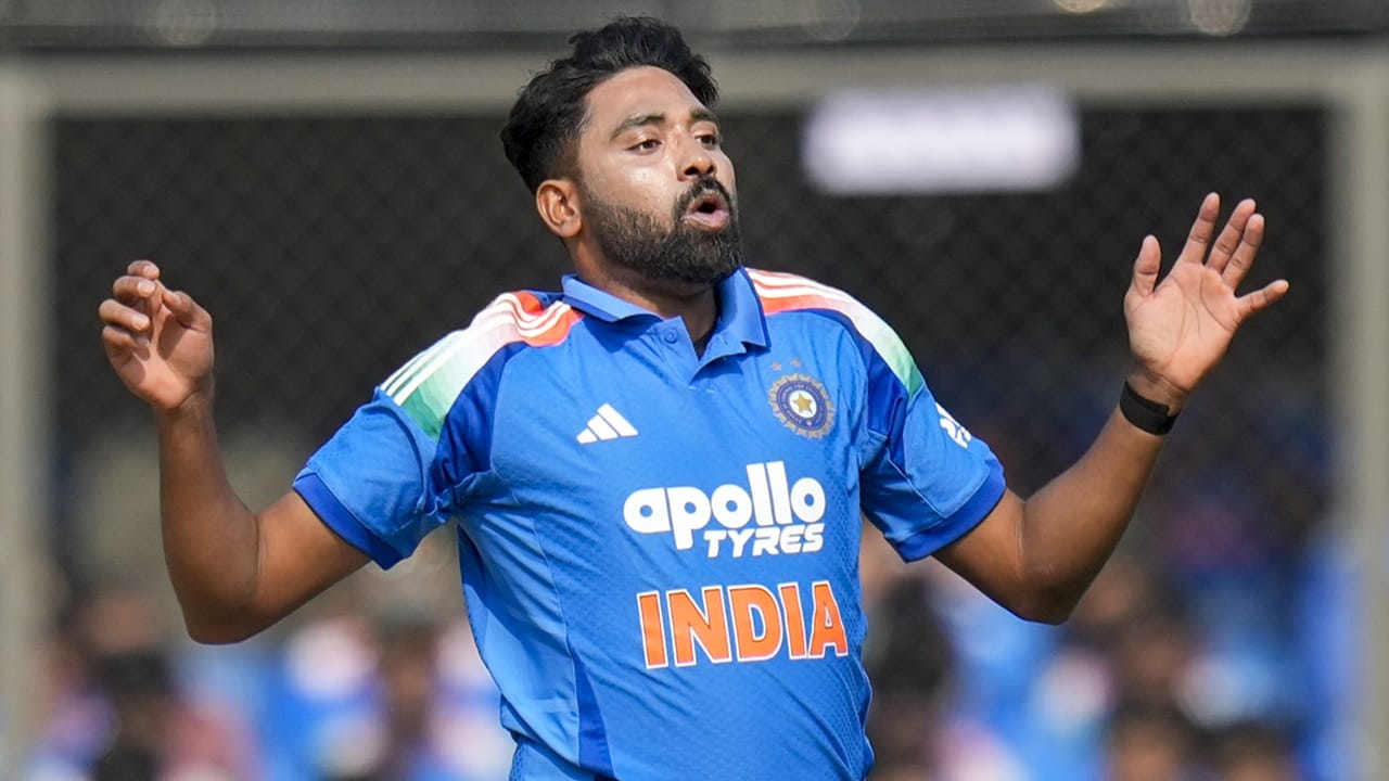 ഫെബ്രുവരി 7 ന് വാങ്കഡെ സ്റ്റേഡിയത്തിൽ യുഎസ്എയ്‌ക്കെതിരെയാണ് ഇന്ത്യയുടെ ആദ്യ മത്സരം. യുഎസ്എയ്‌ക്കെതിരായ മത്സരത്തില്‍ സിറാജ് കളിക്കുമോയെന്ന് വ്യക്തമല്ല. സിറാജിന്റെ പരിചയസമ്പത്ത് ഇന്ത്യയ്ക്ക് കരുത്താണ്  (Image Credits: PTI).