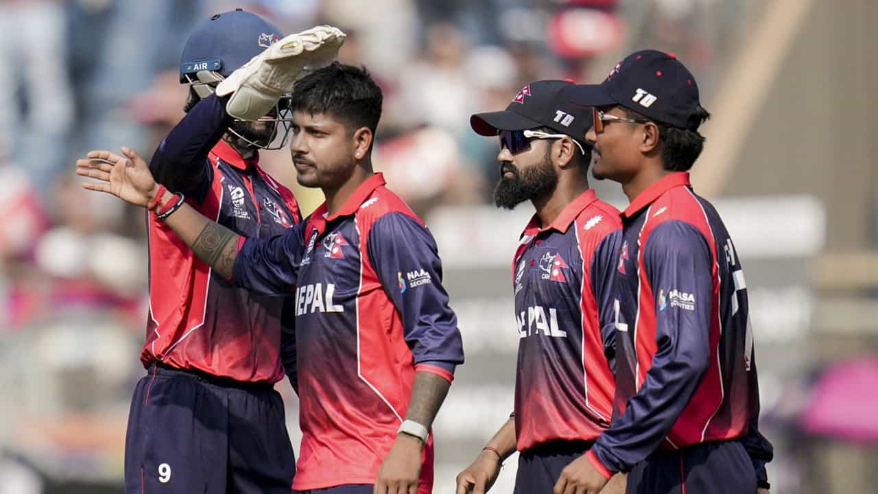 T20 World Cup 2026: ഈ നേപ്പാള്‍ ടീം വേറെ ലെവല്‍; ഇംഗ്ലണ്ടിനെ വിറപ്പിച്ച് കീഴടങ്ങി; തോറ്റത് വെറും നാലു റണ്‍സിന്‌