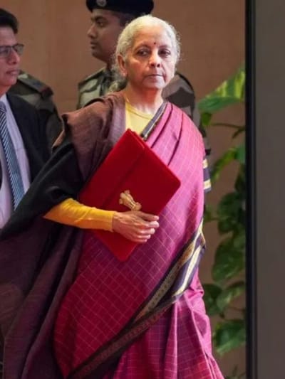 കണ്ടാൽ സിമ്പിൾ,  നിർമല സീതാരാമൻ്റെ ബജറ്റ് സാരിയുടെ വില കേട്ടാൽ ഞെട്ടും