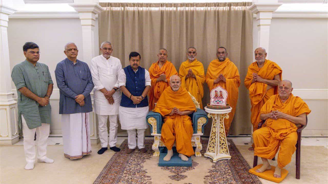 മഹന്ത് സ്വാമി മഹാരാജിന്റെ അനുഗ്രഹം തേടി ബിജെപി ദേശീയ അധ്യക്ഷൻ നിതിൻ നബിൻ; ഗുജറാത്തിലെ അക്ഷർധാം സന്ദർശിച്ചു മഹന്ത് സ്വാമി മഹാരാജിന്റെ അനുഗ്രഹം തേടി ബിജെപി ദേശീയ അധ്യക്ഷൻ നിതിൻ നബിൻ; ഗുജറാത്തിലെ അക്ഷർധാം സന്ദർശിച്ചു