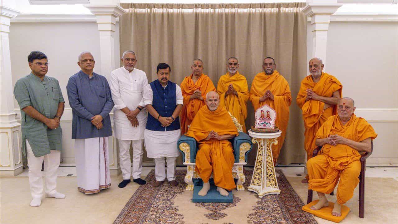 മഹന്ത് സ്വാമി മഹാരാജിന്റെ അനുഗ്രഹം തേടി ബിജെപി ദേശീയ അധ്യക്ഷൻ നിതിൻ നബിൻ; ഗുജറാത്തിലെ അക്ഷർധാം സന്ദർശിച്ചു മഹന്ത് സ്വാമി മഹാരാജിന്റെ അനുഗ്രഹം തേടി ബിജെപി ദേശീയ അധ്യക്ഷൻ നിതിൻ നബിൻ; ഗുജറാത്തിലെ അക്ഷർധാം സന്ദർശിച്ചു