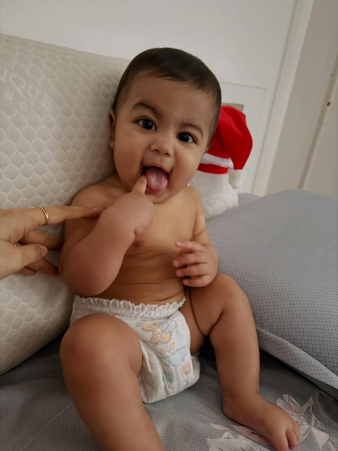 സിനിമയുടെ പ്രൊമോഷന്റെ ഭാഗമായി ധാരാളം അഭിമുഖങ്ങള്‍ ഇഷാനി നല്‍കിയിരുന്നു. എല്ലായിടത്ത് ചെന്നാലും താരത്തോട് ചോദിക്കാന്‍ ഒരേയൊരു ചോദ്യമേ ഉണ്ടായിരുന്നുള്ളൂ, അത് ഓമിയെ കുറിച്ചാണ്. ദിയ കൃഷ്ണയുടെ മകനായ ഓമിയാണ് ഇപ്പോള്‍ എല്ലായിടത്തും താരം. 

