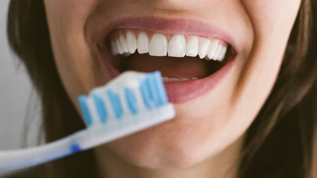 Oral Health: പല്ല് തേച്ച ശേഷം വായ കഴുകരുത്?; പല്ലിൻ്റെ ആയുസ് കൂട്ടാൻ ചെയ്യേണ്ടത് Oral Health: പല്ല് തേച്ച ശേഷം വായ കഴുകരുത്?; പല്ലിൻ്റെ ആയുസ് കൂട്ടാൻ ചെയ്യേണ്ടത്