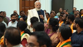 സിവിക് സെൻസ് വേണമെടാ, ഫുട്പാത്തിലൂടെ വണ്ടി ഓടിച്ചെത്തിയ ആളെ തടഞ്ഞ് വയോധിക, വീഡിയോ വൈറൽ