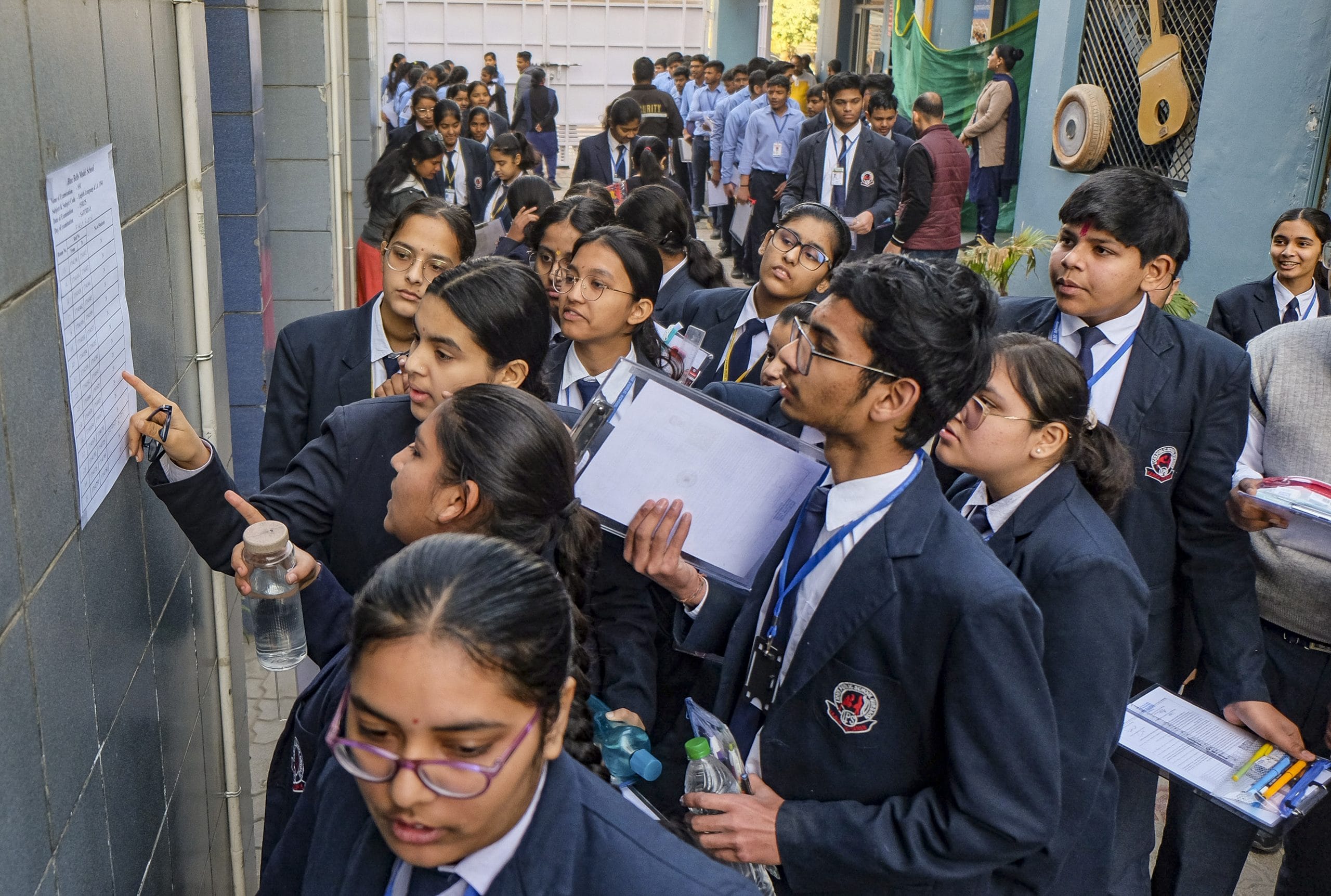 നാളെ പരീക്ഷാ ഹാളിലേക്ക് പോകുന്നതിന് മുൻപ് വിദ്യാർത്ഥികളും രക്ഷിതാക്കളും അറിഞ്ഞിരിക്കേണ്ട ഏറ്റവും പ്രധാനപ്പെട്ട കാര്യങ്ങളാണ് ഇവിടെ പറയുന്നത്. രാവിലെ 10 മണി മുതൽ 1.30 വരെയാണ് പരീക്ഷ. അതിനാൽ വിദ്യാർത്ഥികൾ പരീക്ഷാ കേന്ദ്രങ്ങളിൽ രാവിലെ 9:00 - 9:30 ഓടെ എത്താൻ ശ്രമിക്കുക. രാവിലെ 10:00 മണിക്ക് ശേഷം ഒരു വിദ്യാർത്ഥിയെയും പരീക്ഷാ കേന്ദ്രത്തിനകത്തേക്ക് പ്രവേശിപ്പിക്കില്ല.

