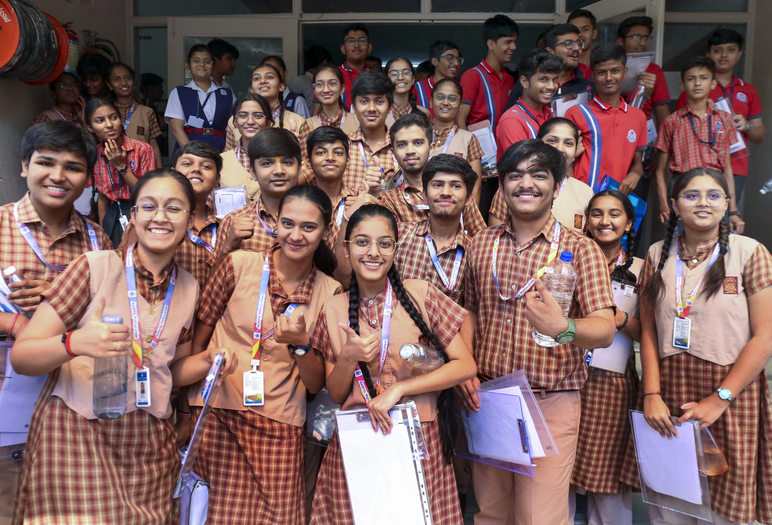 ആഭരണങ്ങൾ, വലിയ ഷൂസുകൾ, മെറ്റൽ ആക്സസറികൾ എന്നിവ ഒഴിവാക്കി ലളിതമായ രീതിയിൽ പരീക്ഷയ്ക്ക് എത്തേണ്ടതുണ്ട്. ചോദ്യപ്പേപ്പർ കൈയ്യിൽ കിട്ടി ആദ്യത്തെ 15 മിനിറ്റ് ചോദ്യങ്ങൾ കൃത്യമായി വായിച്ചു മനസ്സിലാക്കുക. ഏത് ക്രമത്തിൽ എഴുതണം എന്ന് അപ്പോൾ തന്നെ പ്ലാൻ ചെയ്യുക. പരീക്ഷയ്ക്ക് മുൻപുള്ള രാത്രി നന്നായി ഉറങ്ങുക. പരീക്ഷാ ദിവസം ലഘുവായ ഭക്ഷണം മാത്രം കഴിക്കാൻ ശ്രമിക്കുക.   