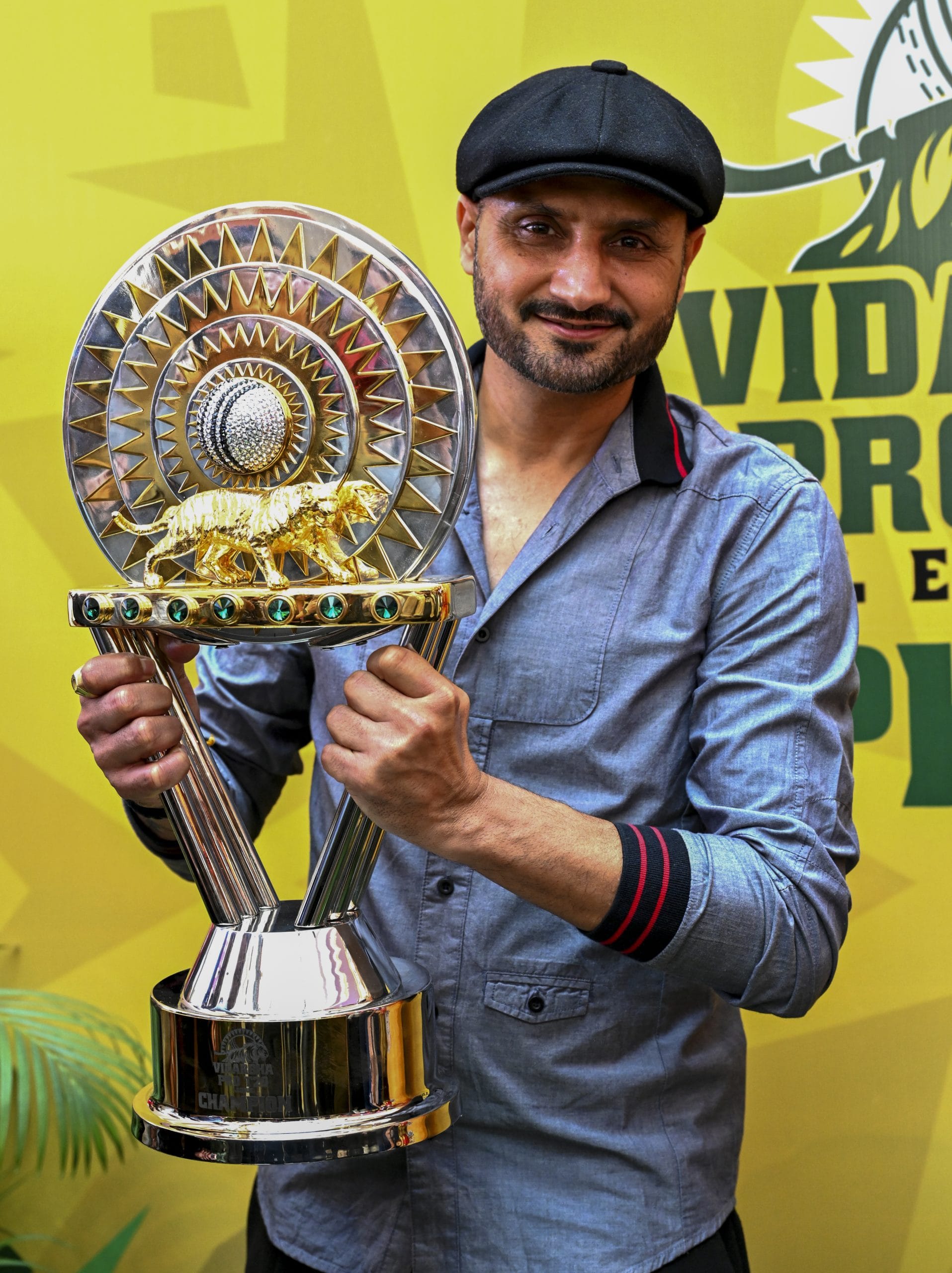 തൻ്റെ യൂട്യൂബ് ചാനലിലൂടെയാണ് ഹർഭജൻ്റെ പ്രതികരണം. "നിങ്ങൾക്ക് ഇതിൽ നിന്ന് എന്ത് ലാഭമാണ് ലഭിക്കുന്നത്. ഇത് വെറുതേ ധാർഷ്ട്യം കാണിക്കാനാണ്. നമുക്ക് നോക്കാം, ഇവർക്ക് ശരിക്കും ധൈര്യമുണ്ടോ എന്ന്. തങ്ങൾ ബംഗ്ലാദേശിനൊപ്പമാണെന്ന് മറ്റുള്ളവരെ തെറ്റിദ്ധരിപ്പിക്കുകയാണ്."
