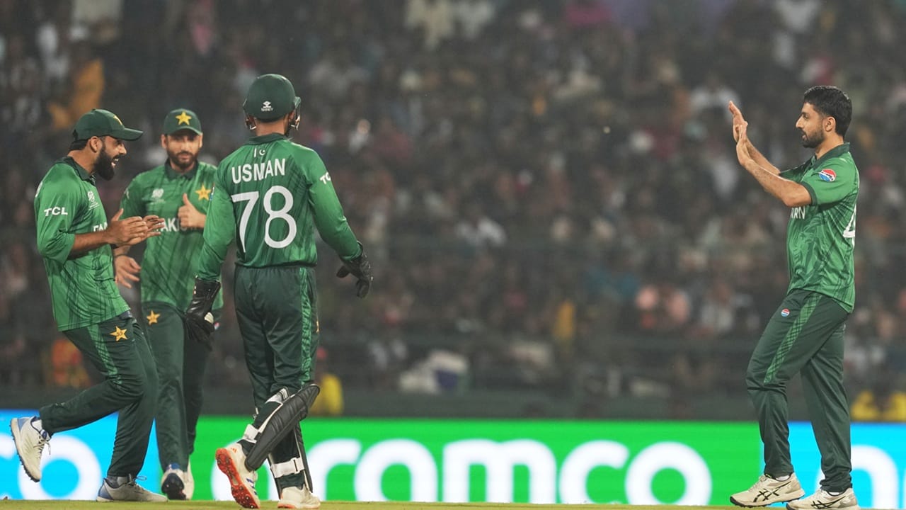 പുറത്താകാതെ 31 പന്തില് 76 റണ്സെടുത്ത ദസുന് ശനകയുടെ പ്രകടനം ലങ്കയ്ക്ക് അവസാന നിമിഷം വരെ വിജയപ്രതീക്ഷ നല്കി. 37 പന്തില് 58 റണ്സെടുത്ത പവന് രത്നായകെയും തിളങ്ങി. പാകിസ്ഥാനു വേണ്ടി അബ്രാര് അഹമ്മദ് മൂന്ന് വിക്കറ്റ് വീഴ്ത്തി (Image Credits: PTI).