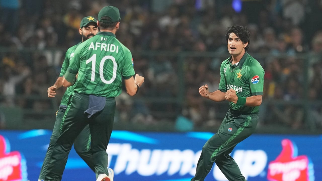 റണ് റേറ്റ് പരിഗണിക്കുമ്പോള് ലങ്കയെ 147 റണ്സില് താഴെ പിടിച്ചുനിര്ത്തിയാല് പാകിസ്ഥാന് സെമിയില് പ്രവേശിക്കാമായിരുന്നു. എന്നാല് ലങ്ക 20 ഓവറില് ആറു വിക്കറ്റിന് 207 റണ്സ് നേടി. ഇതോടെ ജയിച്ചിട്ടും പാകിസ്ഥാന് പുറത്തായി (Image Credits: PTI).