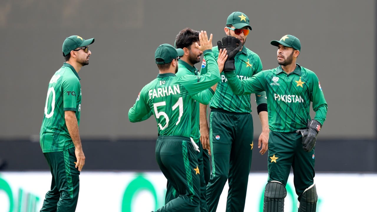 ഐസിസി ഡെപ്യൂട്ടി ചെയർമാൻ ഇമ്രാൻ ഖ്വാജയുമായും ബിസിബി ചെയർമാൻ അമിനുൾ ഇസ്ലാമുമായും നടത്തിയ കൂടിക്കാഴ്ചയെക്കുറിച്ച് നഖ്‌വി ഷെരീഫിനെ അറിയിക്കും. ഷെഹ്‌ബാസ് ഷെരീഫിന്റേതാകും അന്തിമ തീരുമാനം. പിസിബി വീണ്ടും ഐസിസിയുമായും, ബിസിബിയുമായും കൂടിക്കാഴ്ച നടത്തുമെന്നും റിപ്പോര്‍ട്ടുണ്ട്. ബംഗ്ലാദേശിന് നഷ്ടപരിഹാരം നല്‍കണമെന്ന് പാകിസ്ഥാന്‍ ആവശ്യപ്പെട്ടതായും റിപ്പോര്‍ട്ടുണ്ട്. ഐസിസി വരുമാനത്തിൽ നിന്ന് പൂർണ്ണ വിഹിതം ബംഗ്ലാദേശിന് ലഭിക്കുമെന്ന് ഉറപ്പാക്കുക എന്നതല്ലാതെ നഷ്ടപരിഹാരം നല്‍കാനാകില്ലെന്ന് ഐസിസി വ്യക്തമാക്കി. (Image Credits: PTI).