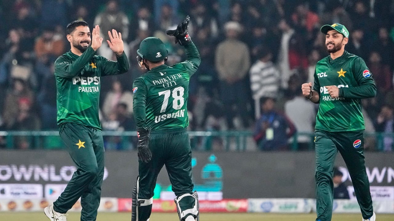 മൊഹ്‌സിൻ നഖ്‌വിയുമായുള്ള ചർച്ചയ്ക്ക് ശേഷം ഇമ്രാൻ ഖ്വാജയും അമിനുൾ ഇസ്ലാമും ചില ഐസിസി ഗവേണിംഗ് ബോർഡ് അംഗങ്ങളുമായി കൂടിക്കാഴ്ച നടത്താൻ തീരുമാനിച്ചതായി പിസിബി വൃത്തങ്ങൾ അറിയിച്ചു.  ഫെബ്രുവരി 15 ന് കൊളംബോയിലാണ് ഇന്ത്യ-പാകിസ്ഥാന്‍ മത്സരം നടക്കേണ്ടത്. മത്സരം ബഹിഷ്‌കരിക്കുമെന്നാണ് പാകിസ്ഥാന്‍ ആദ്യം പ്രഖ്യാപിച്ചത് (Image Credits: PTI).