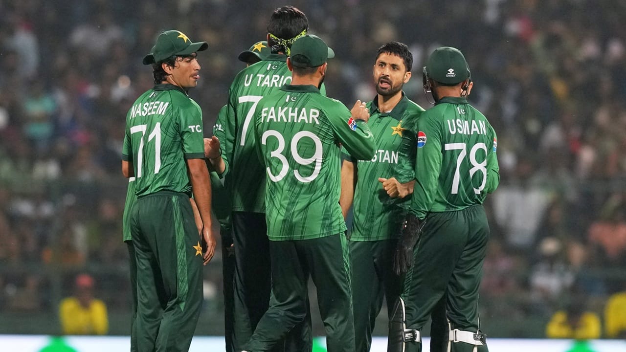 ടി20 ലോകകപ്പില് നിന്ന് പാകിസ്ഥാന് പുറത്ത്. നിര്ണായക മത്സരത്തില് ലങ്കയെ അഞ്ച് റണ്സിന് തോല്പിച്ചിട്ടും പാകിസ്ഥാന് സെമിയിലെത്താനായില്ല. ആദ്യം ബാറ്റു ചെയ്ത പാകിസ്ഥാന് 20 ഓവറില് എട്ട് വിക്കറ്റ് നഷ്ടത്തില് 212 റണ്സെടുത്തു (Image Credits: PTI).