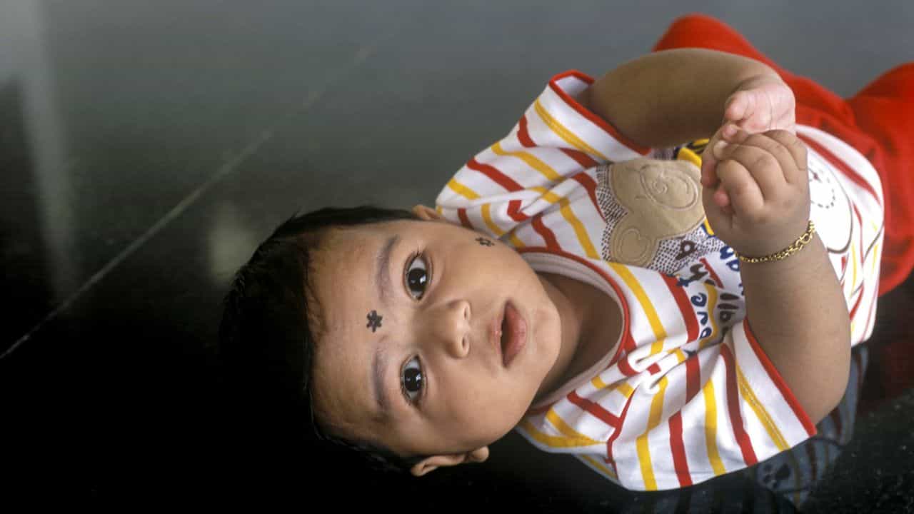 Parenting Tips: അഴകിനൊപ്പം ആരോഗ്യം മറക്കല്ലേ! കുഞ്ഞിൻ്റെ കണ്ണുകളിൽ കൺമഷി പുരട്ടാറുണ്ടോ; ഇതൂടെ അറിഞ്ഞുവച്ചോ Parenting Tips: അഴകിനൊപ്പം ആരോഗ്യം മറക്കല്ലേ! കുഞ്ഞിൻ്റെ കണ്ണുകളിൽ കൺമഷി പുരട്ടാറുണ്ടോ; ഇതൂടെ അറിഞ്ഞുവച്ചോ