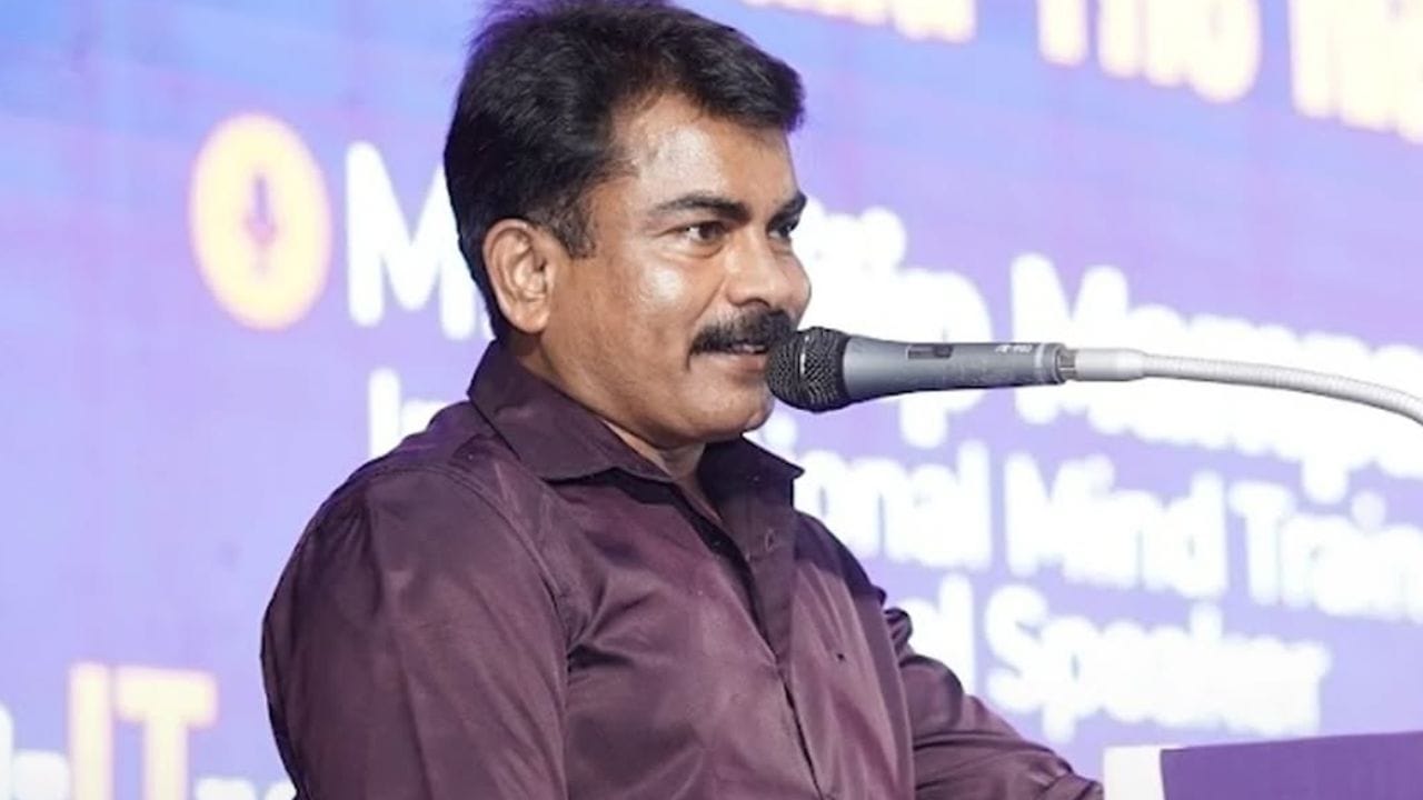 ഇന്നിപ്പോൾ 16 വയസ്സുകാരിയെ പീഡിപ്പിച്ചു എന്ന പേരിൽ പോക്സോ കേസ് പ്രതികൂടി ആയിരിക്കുന്നു. ആരേയും ആകർഷിക്കുന്ന തരത്തിൽ ആയിരുന്നു ഫിലിപ്പിന്റെ സംസാരം. മക്കളെ നിങ്ങൾക്കും പറ്റും അവനെ ഒന്ന് ചേർത്ത് നിർത്തി നെറ്റിയിൽ ഒരുമ്മ കൊടുക്കൂ... കേൾക്കുന്നവരിൽ ആവേശവും ആത്മവിശ്വാസവും വർദ്ധിപ്പിക്കുന്ന വാക്കുകൾ. (PHOTO: INSTAGRAM)
