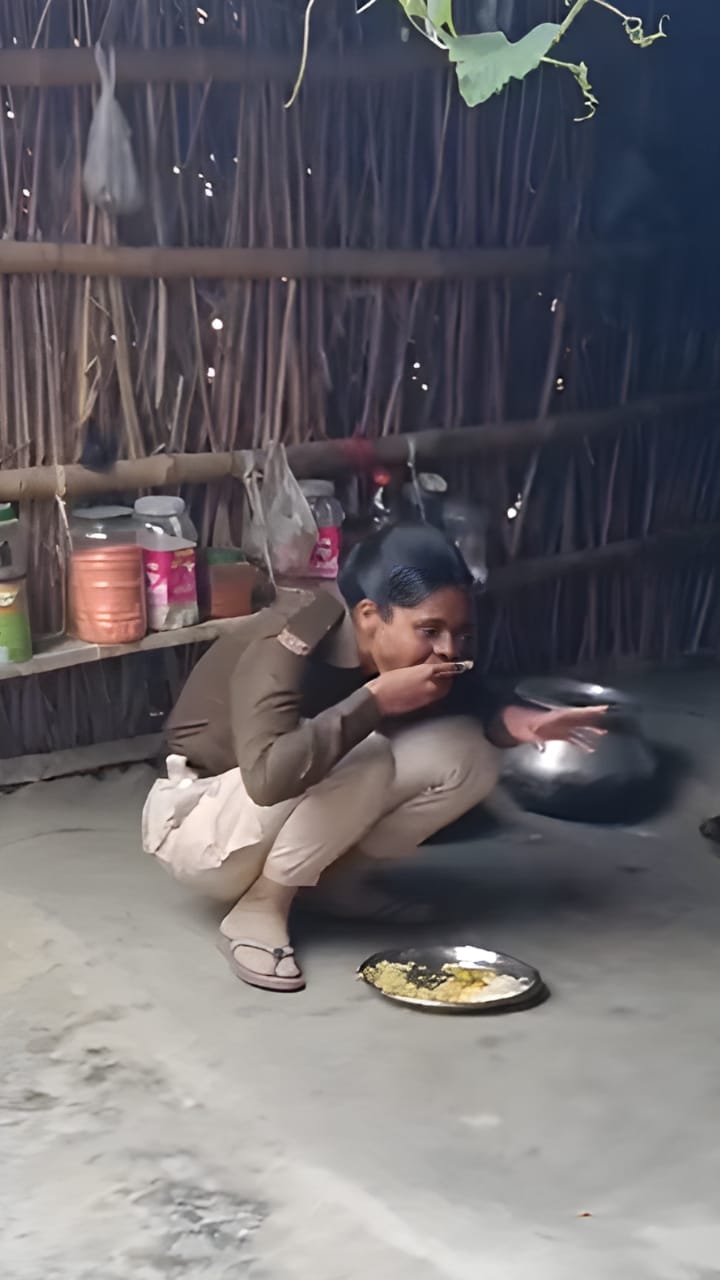 വെറും നിലത്ത് ഭക്ഷണം കഴിക്കുന്ന പോലീസ് ഉദ്യോഗസ്ഥ