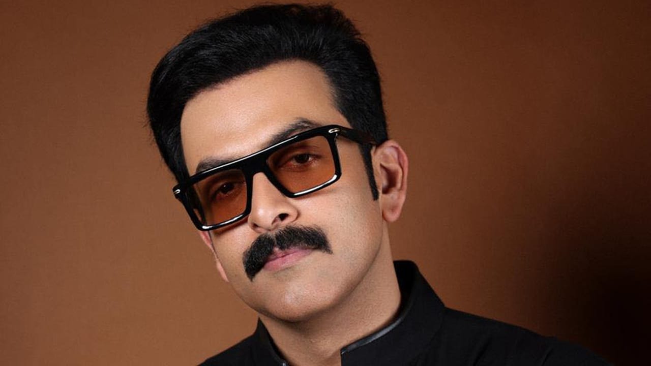 പൃഥിരാജ് അന്ന് നടത്തിയ ചില പരാമര്‍ശങ്ങള്‍ ഉടന്‍ തന്നെ വൈറലാവുകയും ചെയ്തു. ഓസ്‌ട്രേലിയയില്‍ വച്ച് ജൂണ്‍ എന്ന പെണ്‍കുട്ടിയെ ഇഷ്ടമായിരുന്നുവെന്നാണ് പൃഥിരാജ് വെളിപ്പെടുത്തിയത്. പക്ഷേ, ആ കുട്ടി ഒരു ലെസ്ബിയനായിരുന്നുവെന്ന് താരം വെളിപ്പെടുത്തി  (Image Credits: Prithviraj Sukumaran Facebook Page).