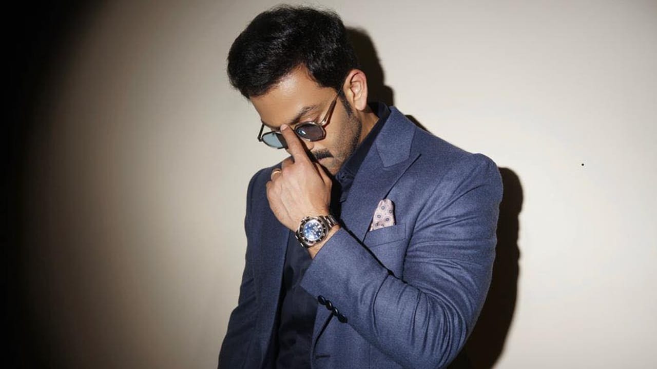 താരങ്ങളുടെ അഭിമുഖങ്ങള്‍ അത്ര എത്ര പഴയതാണെങ്കിലും അതില്‍ ആരാധകര്‍ ചില 'പുതുമ'കള്‍ കണ്ടെത്തും. നടന്‍ പൃഥിരാജ് സുകുമാരന്റെ ഒരു പഴയ വീഡിയോ ഇപ്പോള്‍ സോഷ്യല്‍ മീഡിയയില്‍ വൈറലാണ്. താരത്തിന് 25 വയസുള്ളപ്പോള്‍ അമൃത ടിവിക്ക് നല്‍കിയ അഭിമുഖമാണ് ഇപ്പോള്‍ വീണ്ടും പ്രചരിക്കുന്നത്.  അമൃത ടിവി ആര്‍ക്കൈവ്‌സ് എന്ന യൂട്യൂബ് ചാനലാണ് പഴയ വീഡിയോ പൊടി തട്ടിയെടുത്ത് വീണ്ടും പ്രചരിപ്പിച്ചത് (Image Credits: Prithviraj Sukumaran Facebook Page).