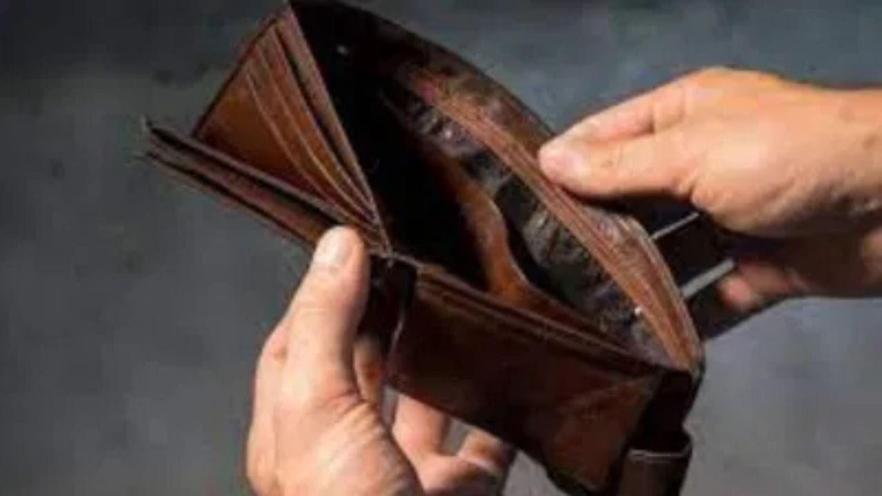 ചിലപ്പോൾ എല്ലാവരും ഒരുപാട് പണം സമ്പാദിക്കുന്നുണ്ടാകും. എന്നാൽ അത് ആവശ്യത്തിന് ഉപകരിക്കാതെ നഷ്ടപ്പെട്ടു പോകുന്ന അവസ്ഥ. എന്നാൽ വാസ്തുശാസ്ത്രപ്രകാരം അത് നാം ചെയ്യുന്ന ചെറിയ തെറ്റുകൾ മൂലമാണ് എന്നാണ് ചൂണ്ടിക്കാണിക്കുന്നത്. പണം സൂക്ഷിക്കാനുള്ള ഒരിടം മാത്രമല്ല അത് നമ്മുടെ സാമ്പത്തിക ശക്തിയെ കൂടി പ്രതിനിധീകരിക്കുന്നു. (PHOTO: TV9 NETWORK)