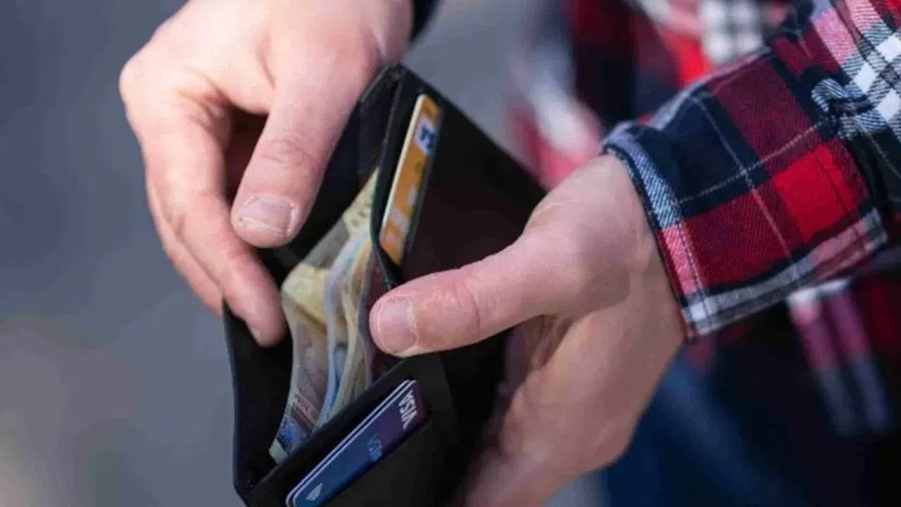 കടുത്ത നിറത്തിലുള്ള പ്രത്യേകിച്ച് കറുപ്പ് നീല പോലുള്ള കളർ ഉള്ള പേഴ്സിനേക്കാൾ നല്ലത് ഇളം നിറത്തിലുള്ള പേഴ്സുകളാണ്. മാത്രമല്ല ചിലർ ഐശ്വര്യം വരുന്നതിനായി ലക്ഷ്മി ദേവിയുടെയും കുബേരന്റെയും ചിത്രങ്ങളെല്ലാം പേഴ്സിൽ സൂക്ഷിക്കാറുണ്ട് എന്നാൽ അങ്ങനെ ചെയ്യുന്നതും നല്ലതല്ല. പകരം ശുഭകരമായ സൂര്യ യന്ത്രം ചുവന്ന പേപ്പറിൽ പൊതിഞ്ഞ് പേഴ്സിൽ സൂക്ഷിക്കുന്നത് നല്ലതാണ്. (PHOTO: TV9 NETWORK)