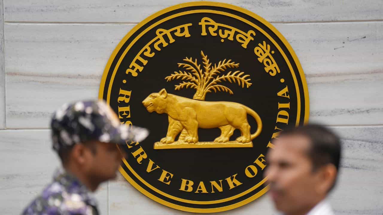 RBI Job Vacancies: ബിരുദധാരികൾക്ക് ആർബിഐയിൽ അവസരം; ജോലി നേടാൻ നിങ്ങൾ ചെയ്യേണ്ടത് RBI Job Vacancies: ബിരുദധാരികൾക്ക് ആർബിഐയിൽ അവസരം; ജോലി നേടാൻ നിങ്ങൾ ചെയ്യേണ്ടത്