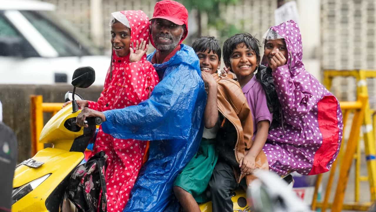 Kerala Weather Update: തിരുമ്പി വന്തിട്ടേ... ഇടിമിന്നലോട് കൂടിയ മഴ! വിവിധ ജില്ലകളിൽ യെല്ലോ അലർട്ട്