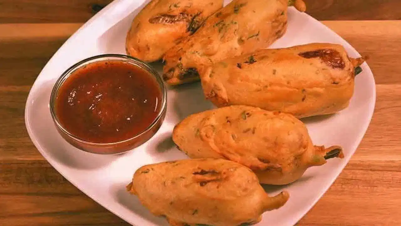 Food Story: രാജസ്ഥാനിലിവൻ മിർച്ചി വട, കർണാടകയിൽ മേനസിനക്കായ്, മലയാളികൾക്ക് മുളക് ബജി.... എരിവിന്റെ കഥ ഇവിടെ തുടങ്ങുന്നു