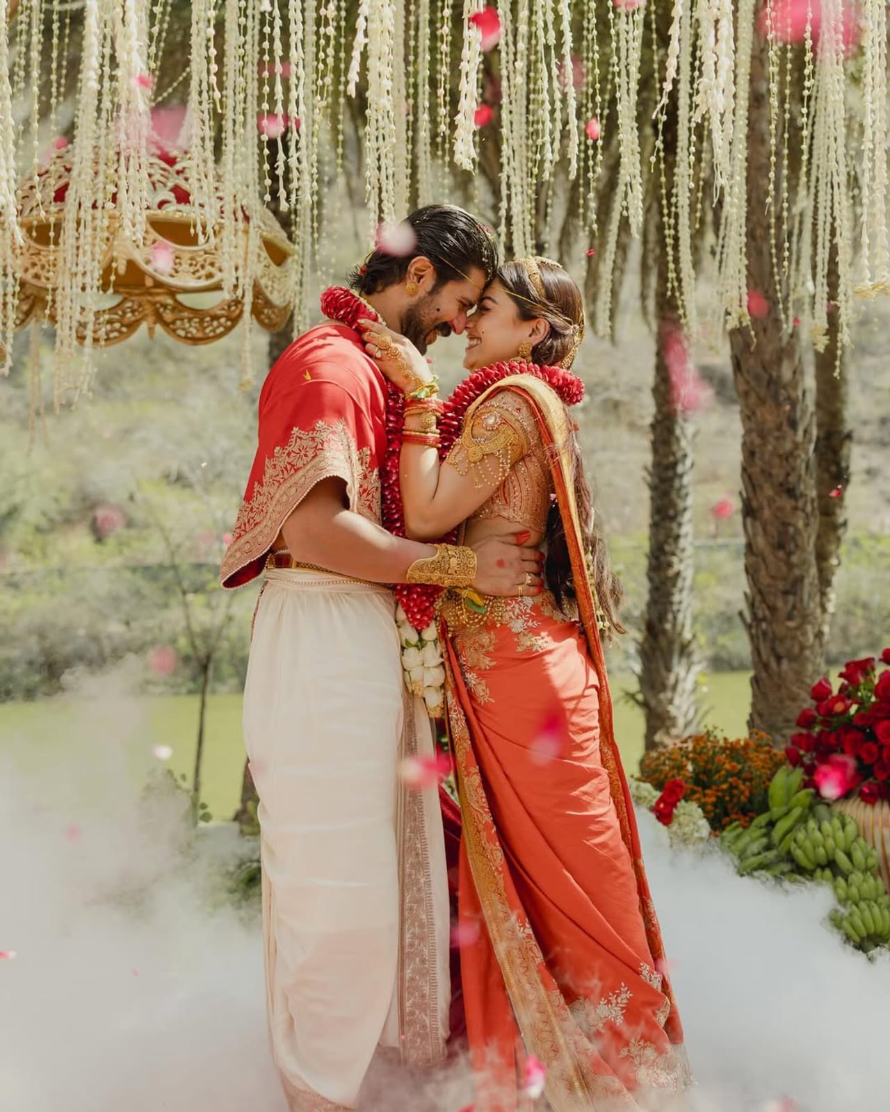 ആരാധകർ കാത്തിരുന്ന വിജയ്-രശ്മിക താരവിവാഹം അത്യാഡംബരത്തോടുകൂടി കഴിഞ്ഞു. ഐടിസി മെമെന്റോസ് എന്ന ആഡംബര ഹോട്ടലിലാണ് കുടുംബാംഗങ്ങളുടെയും അടുത്ത സുഹൃത്തുക്കളുടെയും സാന്നിധ്യത്തിലാണ് വിജയ് ദേവരകൊണ്ട രശ്മിക മന്ദാനയുടെ കഴുത്തിൽ താലികെട്ടിയത്. (Image Credits: Instagram/Rashmika mandanna)