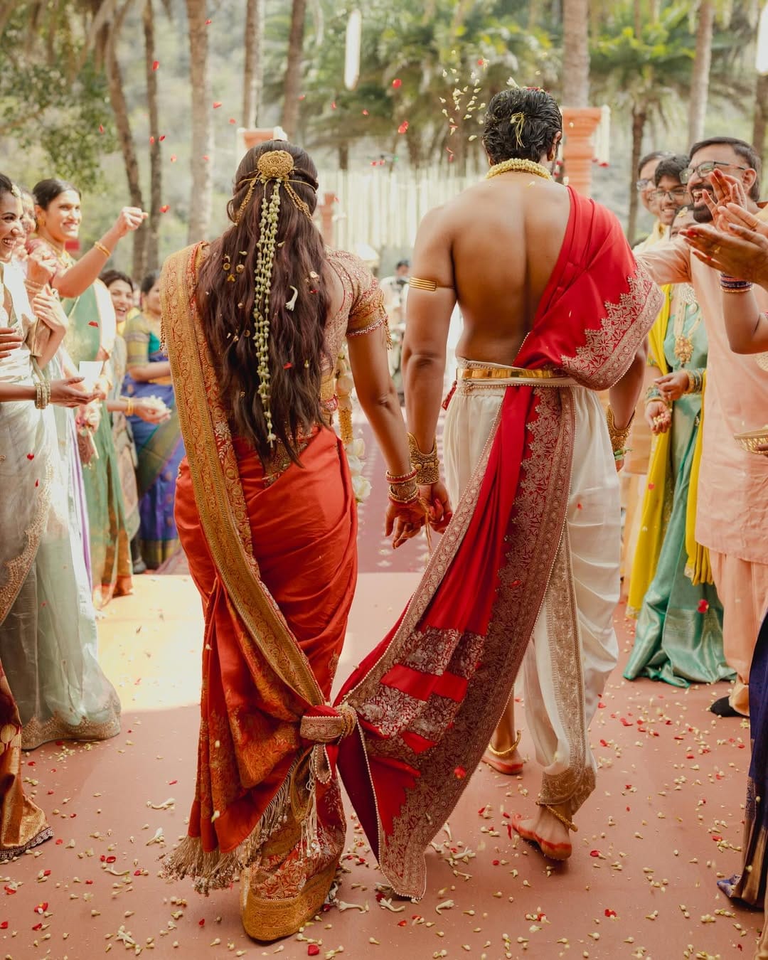 വിജയുടെ കുടുംബത്തിൻ്റെ ആചാരപ്രകാരമുള്ള പരമ്പരാഗത തെലുങ്ക് ചടങ്ങുകളോടെയുള്ള വിവാഹമാണ് രാവിലെ നടന്നത്. രശ്മികയുടെ കുടുംബത്തിനായി കൂർഗ് (കൊടക) വിവാഹ ചടങ്ങുകൾ വൈകിട്ടോടെയാണ് നടക്കുക. വിവാഹത്തിൻ്റെ ഔദ്യോഗിക ചിത്രങ്ങളാണ് ഇപ്പോൾ പുറത്തുവന്നിരിക്കുന്നത്. രശ്മിക തന്നെയാണ് തൻ്റെ ഇൻസ്റ്റഗ്രാം അക്കൗണ്ടിലൂടെ ചിത്രങ്ങൾ പുറത്തുവിട്ടിരിക്കുന്നത്.