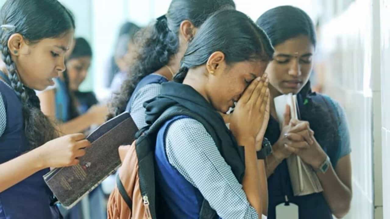SSLC Exam: എസ്എസ്എൽസി അടുത്തു! മോഡൽ പരീക്ഷ വെറുമൊരു ട്രയൽ അല്ല; പരീക്ഷാപ്പേടി മാറ്റാൻ ഈ ടിപ്സ് പരീക്ഷിക്കൂ SSLC Exam: എസ്എസ്എൽസി അടുത്തു! മോഡൽ പരീക്ഷ വെറുമൊരു ട്രയൽ അല്ല; പരീക്ഷാപ്പേടി മാറ്റാൻ ഈ ടിപ്സ് പരീക്ഷിക്കൂ