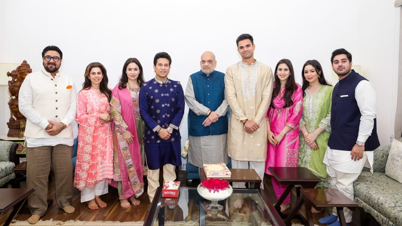 കേന്ദ്ര ആഭ്യന്തര മന്ത്രി അമിത് ഷായെയും സച്ചിനും കുടുംബവും സന്ദര്‍ശിച്ചു. അമിത് ഷായെ അദ്ദേഹം വിവാഹത്തിന് ക്ഷണിച്ചു. അമിത് ഷായുടെ ആശംസകള്‍ക്ക് സച്ചിന്‍ നന്ദി അറിയിച്ചു  (Image Credits: Sachin Tendulkar FB Page).