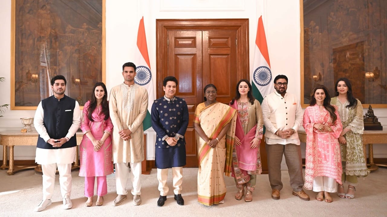 രാഷ്ട്രപതി ദ്രൗപദി മുര്‍മുവിനെയും സച്ചിനും കുടുംബവും വിവാഹത്തിന് ക്ഷണിച്ചു. രാഷ്ട്രപതി ഭവനിലായിരുന്നു കൂടിക്കാഴ്ച. ആശംസകള്‍ അറിയിച്ചതിന് അദ്ദേഹം രാഷ്ട്രപതിക്ക് നന്ദി അറിയിച്ചു  (Image Credits: Sachin Tendulkar FB Page).