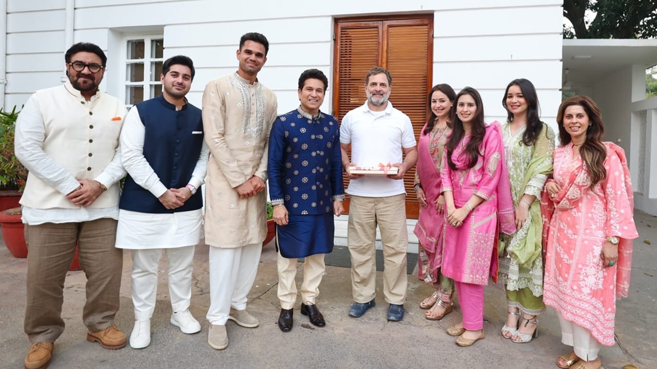 ലോക്‌സഭയിലെ പ്രതിപക്ഷ നേതാവ് രാഹുല്‍ ഗാന്ധിയുമായും സച്ചിനും കുടുംബവും കൂടിക്കാഴ്ച നടത്തി. രാഹുൽ ഗാന്ധിയെ കാണാനും അർജുൻ-സാനിയയുടെ വിവാഹത്തിന് ക്ഷണിക്കാനും അവസരം ലഭിച്ചെന്ന് സച്ചിന്‍ സോഷ്യല്‍ മീഡിയയില്‍ കുറിച്ചു. ഇതോടൊപ്പം, മറ്റ്‌ നിരവധി പ്രമുഖരെയും സച്ചിന്‍ മകന്റെ വിവാഹത്തിന് ക്ഷണിച്ചിട്ടുണ്ട്  (Image Credits: Sachin Tendulkar FB Page).