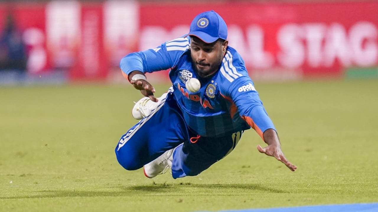 താരം പൂര്ണമായും ഫിറ്റ്നസ് വീണ്ടെടുത്തില്ലെങ്കില് സഞ്ജുവും ഇഷാന് കിഷനും പാകിസ്ഥാനെതിരെ ഓപ്പണര്മാരാകും. അഭിഷേകിന് ഒന്നോ രണ്ടോ മത്സരങ്ങളില് വിശ്രമം വേണ്ടിവരുമെന്ന് നമീബിയക്കെതിരായ മത്സരത്തിന് മുമ്പ് ക്യാപ്റ്റന് സൂര്യകുമാര് യാദവ് വ്യക്തമാക്കിയിരുന്നു. നമീബിയക്കെതിരെ സഞ്ജുവും ഇഷാനുമാണ് ഓപ്പണ് ചെയ്തത്.