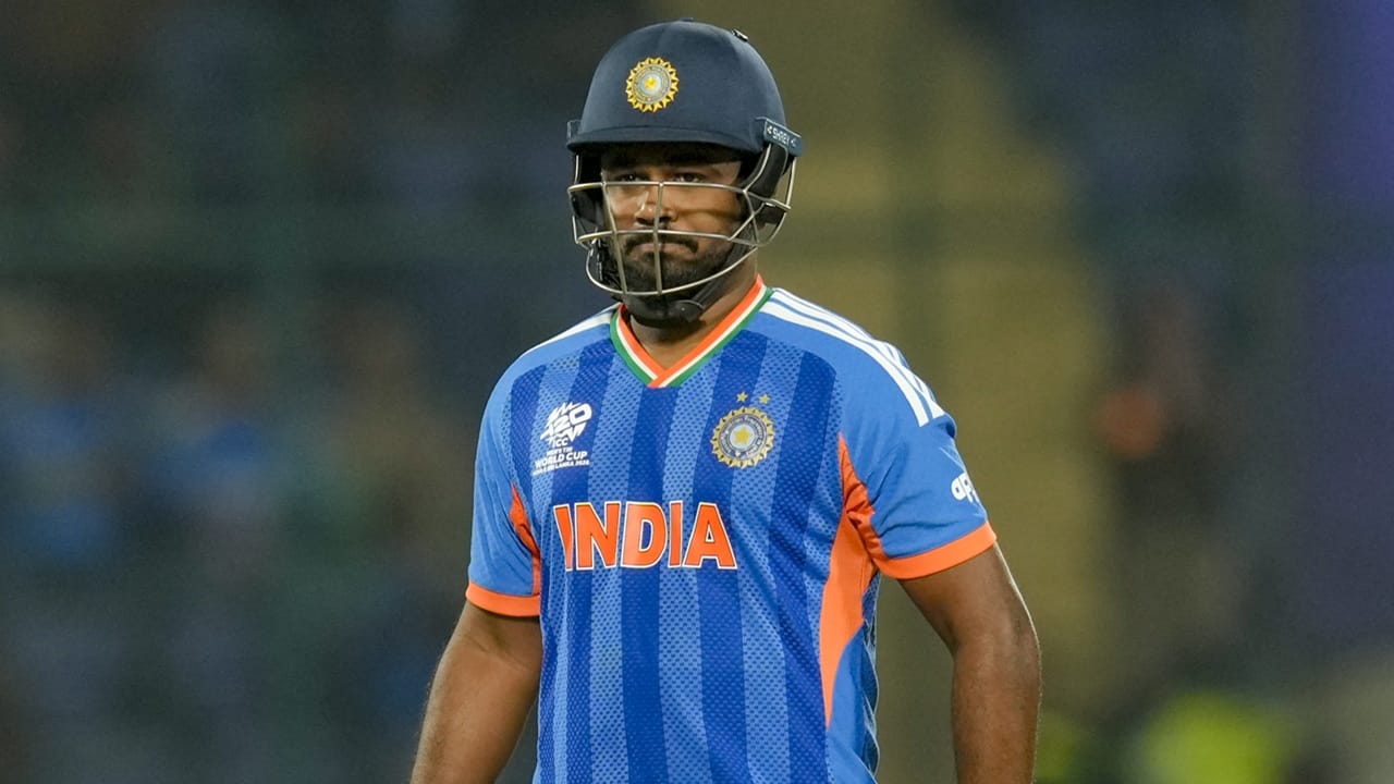 സിംബാബ്‌വെയ്‌ക്കെതിരായ സൂപ്പര്‍ എട്ട് പോരാട്ടത്തില്‍ ഇന്ത്യയുടെ പ്ലേയിങ് ഇലവനില്‍ സഞ്ജു സാംസണ്‍ ഉണ്ടാകുമെന്നാണ് ആരാധകരുടെ പ്രതീക്ഷ. അഭിഷേക് ശര്‍മയും, തിലക് വര്‍മയും മോശം ഫോമിലായതിനാല്‍ ഇവരില്‍ ആര്‍ക്കെങ്കിലും പകരമായി സഞ്ജു കളിക്കാന്‍ നേരിയ സാധ്യതയുണ്ട്. എന്നാല്‍ സഞ്ജുവിനെ ഒഴിവാക്കിയുള്ള പ്ലേയിങ് ഇലവനാണ് മുന്‍ താരം ഇര്‍ഫാന്‍ പത്താന്‍ മുന്നോട്ടുവയ്ക്കുന്നത് (Image Credits: PTI).