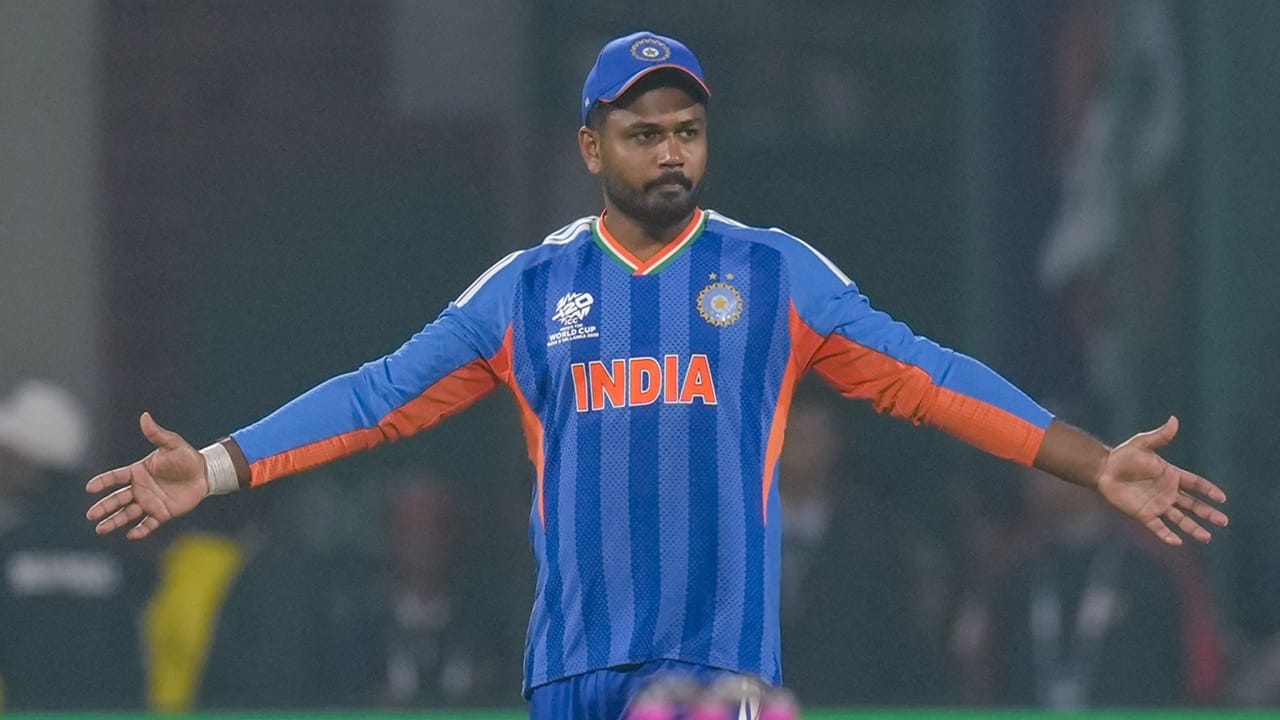 റിങ്കു സിങിനെ ഒഴിവാക്കി സഞ്ജുവിനെയും അഭിഷേകിനെയും ഓപ്പണര്മാരാക്കാനും, ഇഷാനെ വണ് ഡൗണാക്കാനും സാധിക്കും. എന്നാല് പാകിസ്ഥാനെതിരായ മത്സരം നടക്കുന്ന കൊളംബോയിലേത് സ്പിന്നിനെ തുണയ്ക്കുന്ന പിച്ചാണ്. ഈ സാഹചര്യത്തില് റിങ്കുവിന് പകരം വാഷിങ്ടണ് സുന്ദറിനെ കളിപ്പിക്കാനുള്ള സാധ്യതയും കൂടുതലാണ്. അഭിഷേക് തിരിച്ചെത്തുകയും, വാഷിങ്ണ് പ്ലേയിങ് ഇലവനില് ഉള്പ്പെടുകയും ചെയ്താല് സഞ്ജു പുറത്താകും.