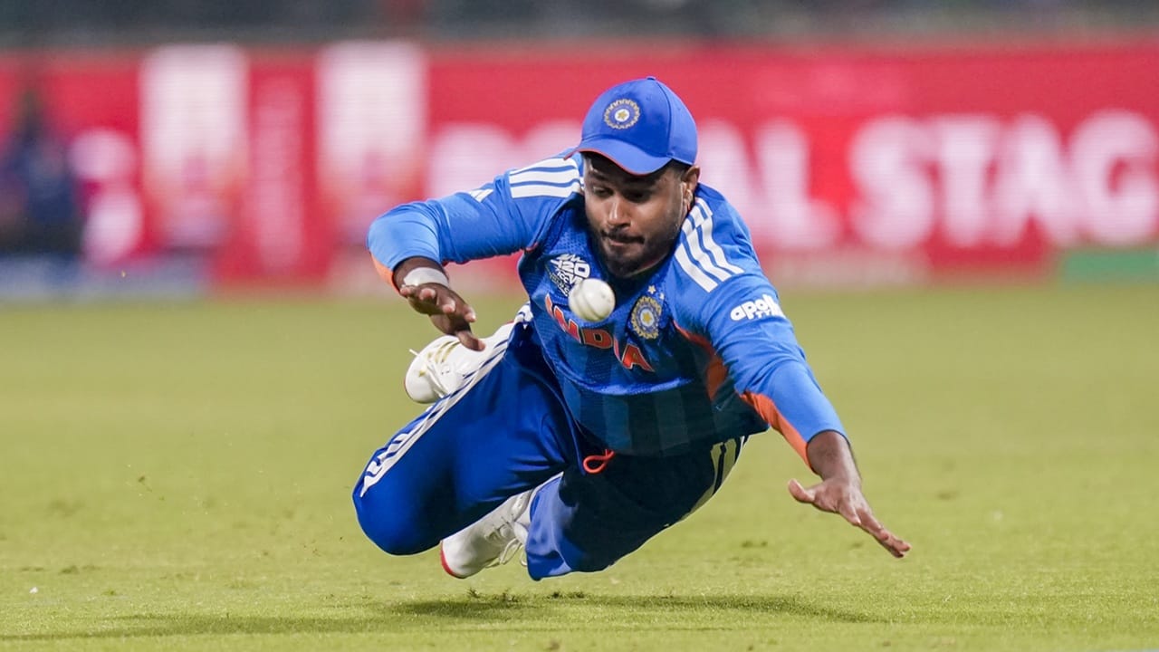 കുല്‍ദീപ് യാദവിനെ കളിപ്പിക്കുന്നതിനെക്കുറിച്ചും ടീം മാനേജ്‌മെന്റ് ആലോചിക്കുന്നുണ്ടാകാം. കൂടുതലും ഇടംകൈയ്യന്‍മാരായതുകൊണ്ട് സഞ്ജു സാംസണെക്കുറിച്ചും അവര്‍ ചിന്തിക്കും. എന്നാല്‍ ഇന്ത്യന്‍ ടീം അത്തരത്തില്‍ ചിന്തിക്കരുതെന്നാണ് തന്റെ ആഗ്രഹമെന്നും പത്താന്‍ വ്യക്തമാക്കി.