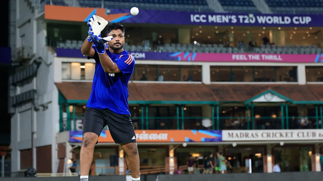 സിംബാബ്വെയ്ക്കെതിരെ നടക്കുന്ന സൂപ്പര് എട്ട് പോരാട്ടത്തില് സഞ്ജു സാംസണ് ഇന്ത്യയുടെ വിക്കറ്റ് കീപ്പറായേക്കുമെന്ന് അഭ്യൂഹം. ബിസിസിഐ പുറത്തുവിട്ട പരിശീലന ദൃശ്യങ്ങളാണ് അഭ്യൂഹങ്ങള്ക്ക് ശക്തി പകരുന്നത്. സഞ്ജു വിക്കറ്റ് കീപ്പിങ് ഗ്ലൗസിട്ട് പരിശീലിക്കുന്ന ചിത്രങ്ങളാണ് ബിസിസിഐ പുറത്തുവിട്ടത് (Image Credits: Indian Cricket Team Facebook Page)