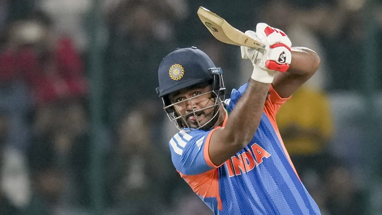 ബാറ്റിങ് ദുഷ്കരമായ പിച്ചില് സഞ്ജുവും ഇഷാനും അനായാസം ബാറ്റ് ചെയ്തെന്നായിരുന്നു സൂര്യ പറഞ്ഞത്. സഞ്ജുവിന്റെ പ്രകടനത്തില് ടീം മാനേജ്മെന്റിന് പൂര്ണ മതിപ്പുണ്ട്. അഭിഷേക് തിരിച്ചെത്തിയാലും സഞ്ജുവിനെ പ്ലേയിങ് ഇലവനില് ഉള്പ്പെടുത്താന് നേരിയ സാധ്യതയുണ്ട്.