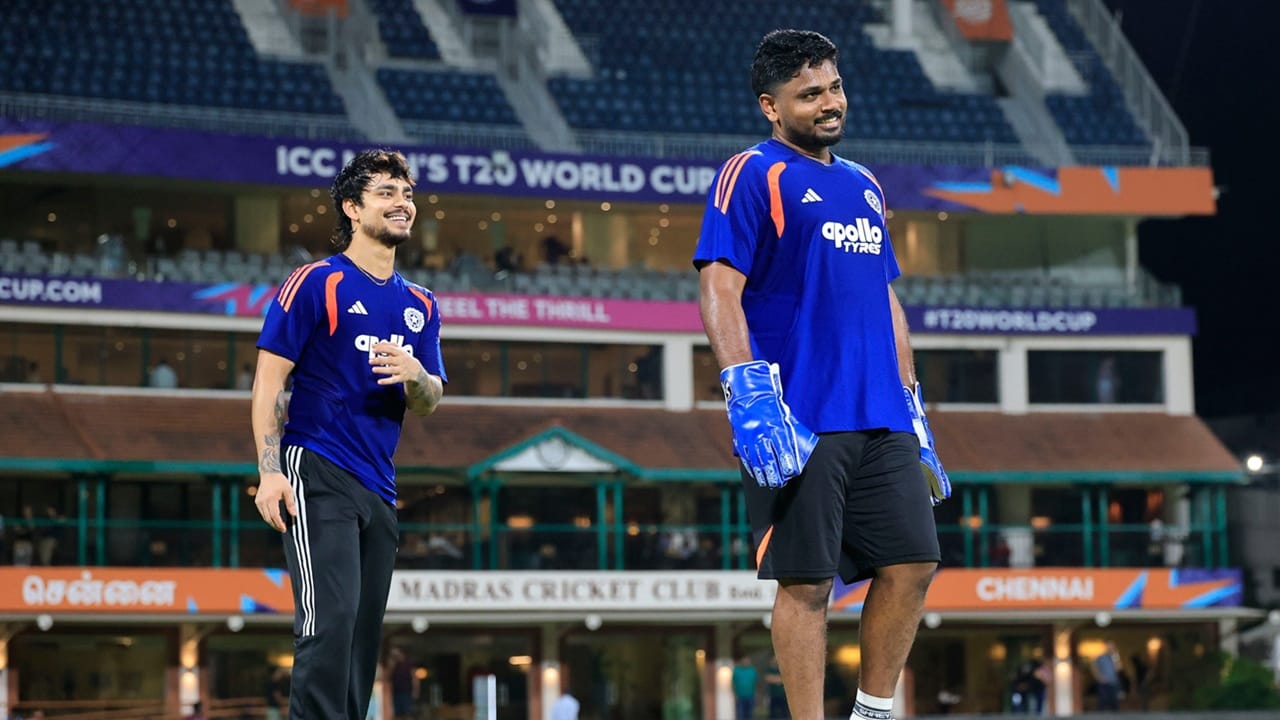 മത്സരത്തിന് മുന്നോടിയായി താരങ്ങള് പരിശീലിക്കുന്ന 14 ഫോട്ടോകളാണ് ബിസിസിഐ സോഷ്യല് മീഡിയയില് പങ്കുവച്ചത്. ഇതില് ഏറ്റവും കൂടുതല് ഫോട്ടോകളിലുള്ളത് സഞ്ജുവാണ്. ബിസിസിഐ പുറത്തുവിട്ട നാല് ഫോട്ടോകളിലാണ് സഞ്ജുവിന്റെ സാന്നിധ്യമുള്ളത്.