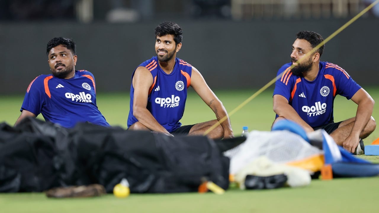 മുമ്പെങ്ങും കണ്ടിട്ടില്ലാത്ത തരത്തിലാണ് സഞ്ജുവിന്റെ ഫോട്ടോകള്ക്ക് ഇത്ര മാത്രം പരിഗണന നല്കി പുറത്തുവിടുന്നതെന്ന് ആരാധകരില് ചിലര് ചൂണ്ടിക്കാണിക്കുന്നു. പുറത്തുവിട്ട രണ്ട് ഫോട്ടോകളിലാണ് സഞ്ജു വിക്കറ്റ് കീപ്പിങ് ഗ്ലൗസിട്ട് പരിശീലിക്കുന്ന ഫോട്ടോകളുള്ളത്. ടീമിലെ പ്രധാന വിക്കറ്റ് കീപ്പറായ ഇഷാന് കിഷന് ഇത്തരത്തില് പരിശീലനം നടത്തുന്ന ഫോട്ടോകളില്ല.